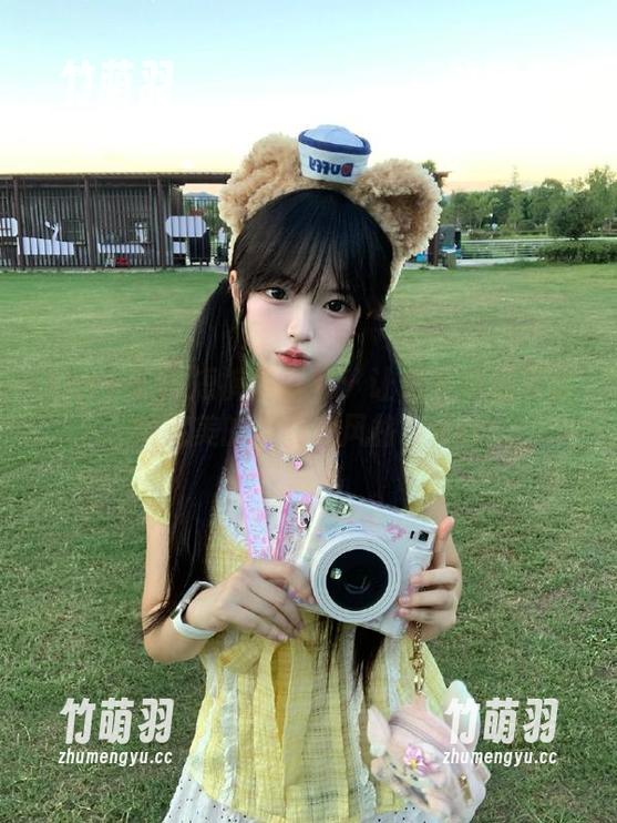 Kuuko W短裤写真集：让你下载后欣赏她完美的曲线和风格！.txt